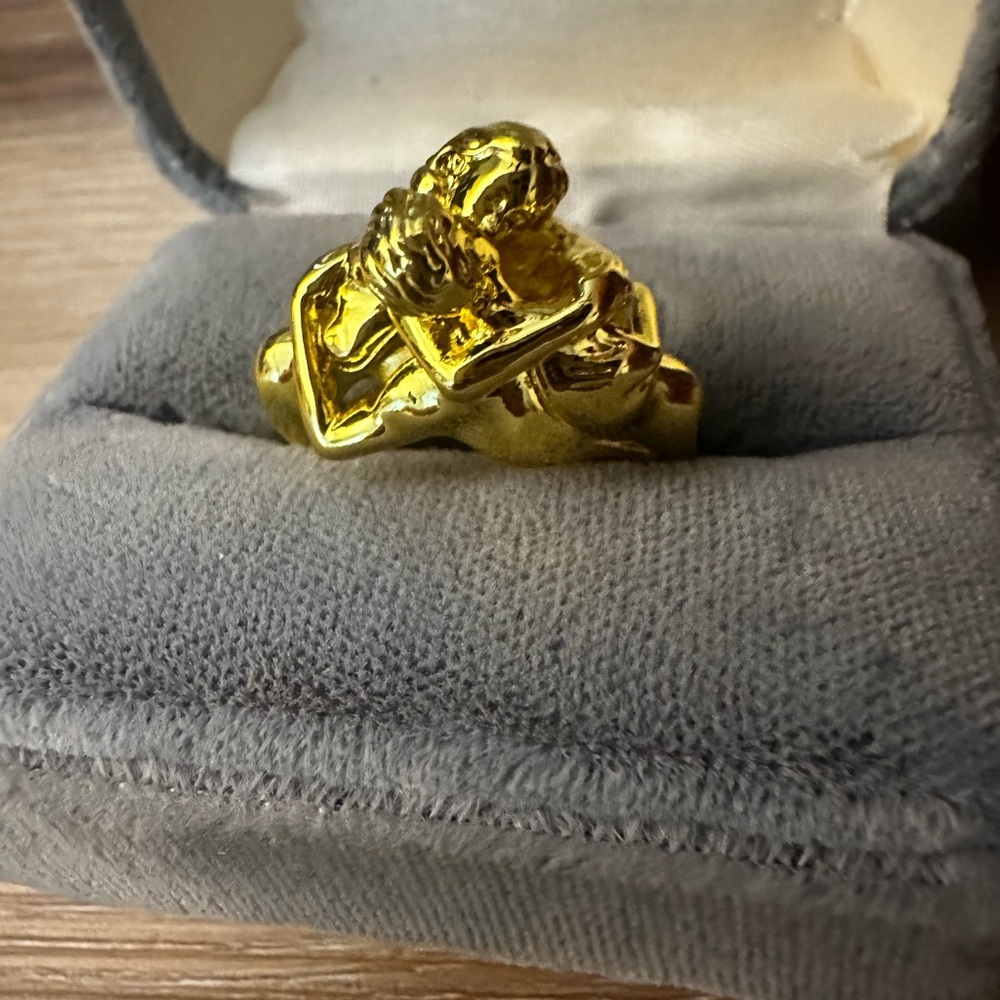 Couples Kissing Ring Gold Tone 8.5